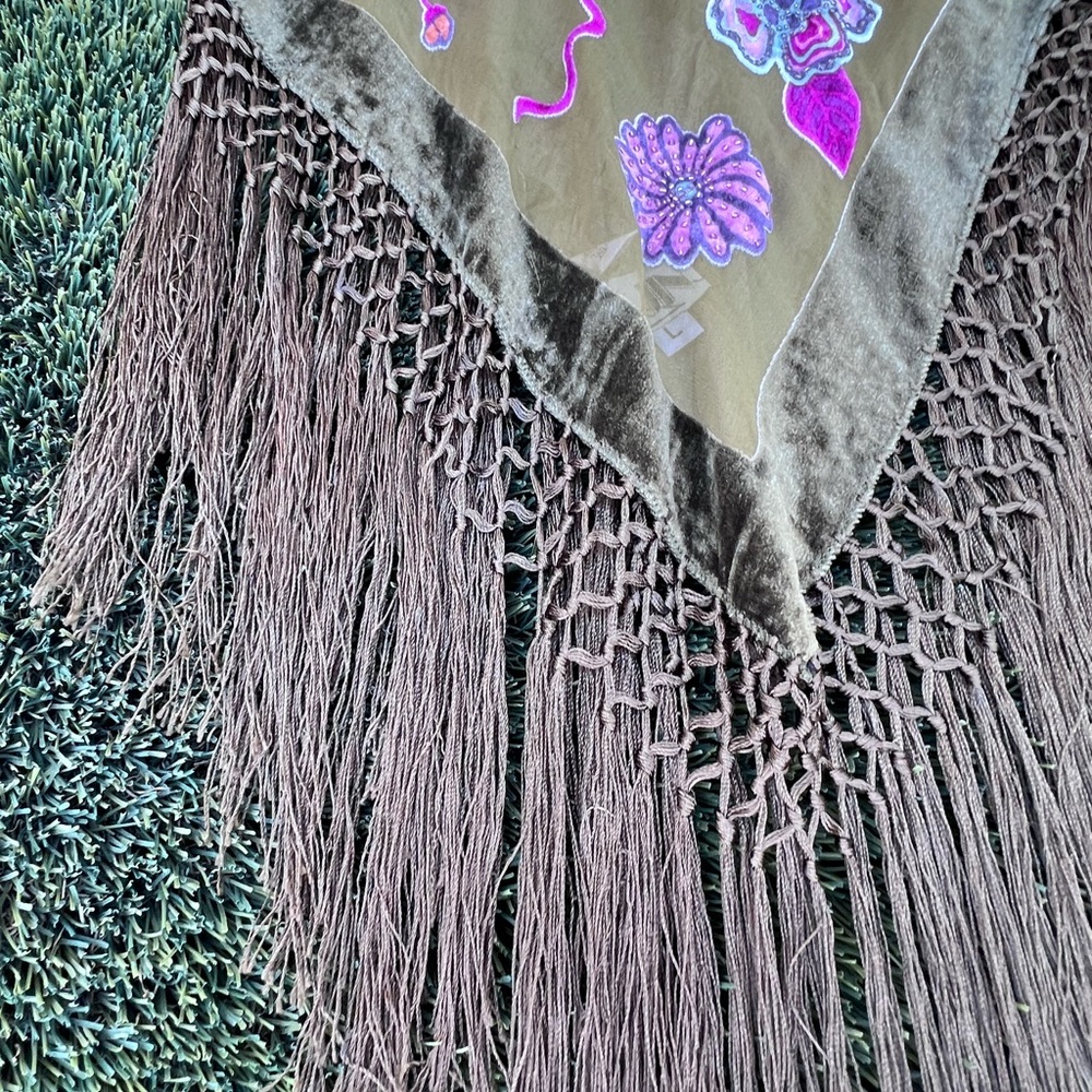 Beautiful Embroidered Shirt / Cover up - Picture 4 of 5